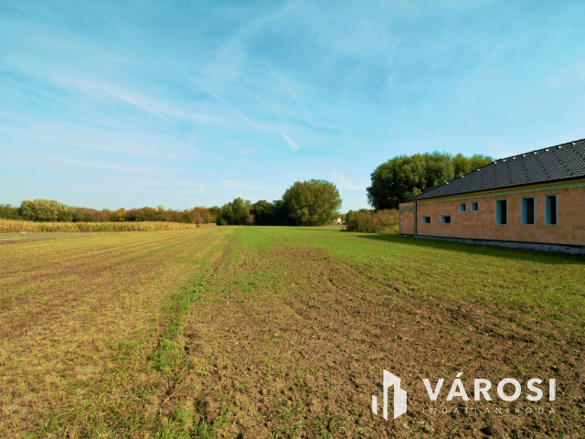 3 építési telekre felosztható 5282 m2-es terület Rábapatonán