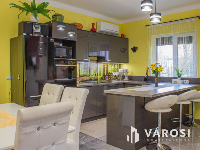 Béketelepi 2 generációs családi ház