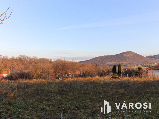 Panorámás építési telek Bajnán eladó