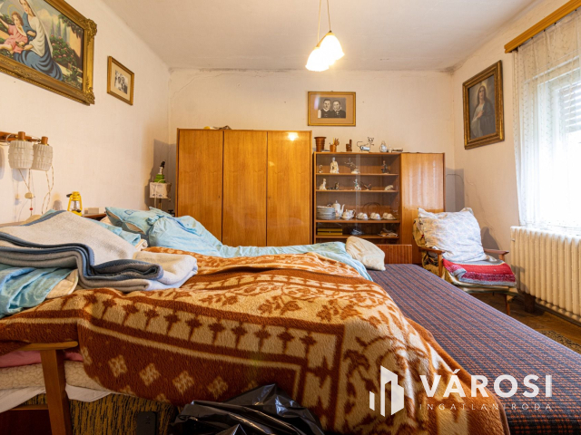 Hatalmas építési telek lakható épülettel Kerepesen!