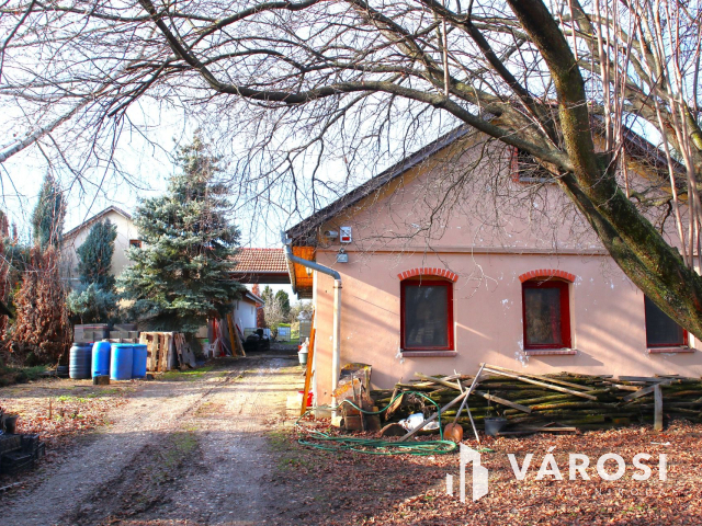 Két lakóingatlan a város peremén, értékes ipari területen