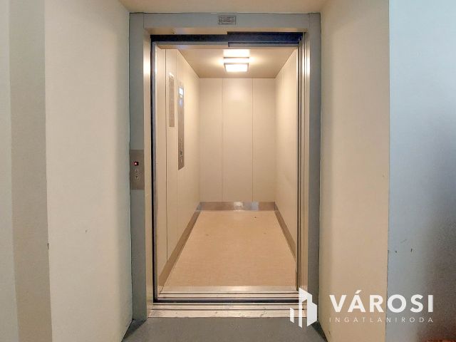 Telephely irodaházzal, 180 m2-es üzlettel és parkolókkal