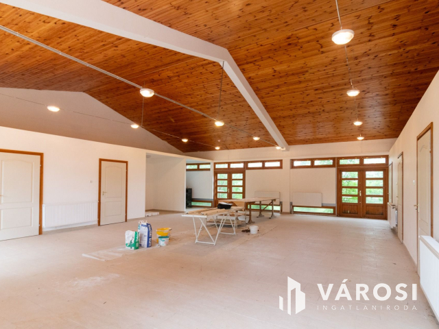 Korszerű épülettel ipari terület eladó!