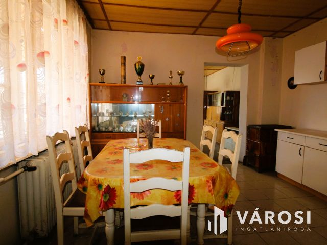 130 nm-es tégla ház több melléképülettel