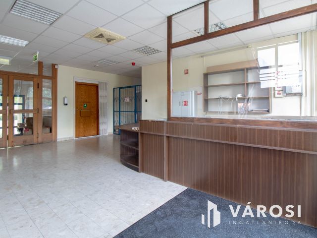3 szintes, szintenként 512 m2-es irodaház 180 m2es raktárral