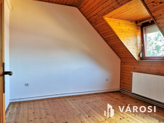 Családi ház + 3 lakás kiváló környéken eladó!