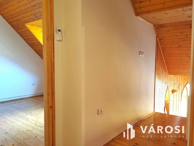 Családi ház + 3 apartman egyben kedvelt környéken!