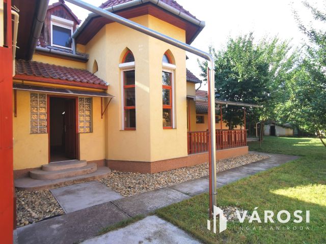 Családi ház + 3 apartman egyben kedvelt környéken!