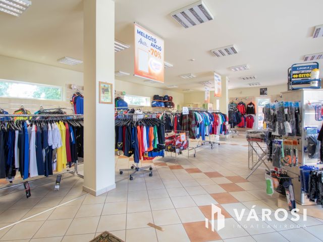 180 m2-es üzlet eladó 3 szintes irodaházzal, raktárakkal