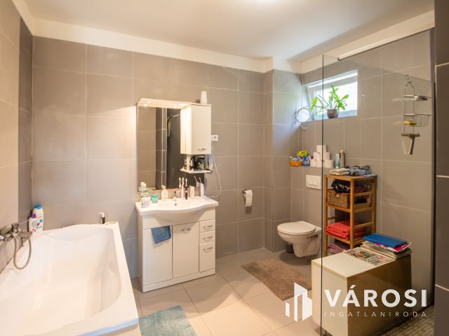 Tágas terek, nagy kerttel, jó helyen