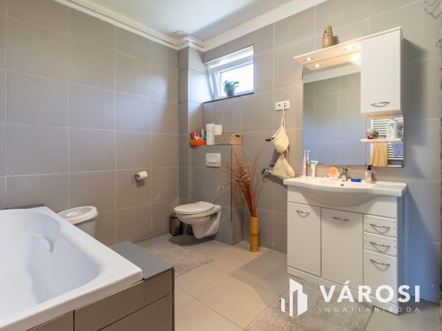 Tágas terek, nagy kerttel, jó helyen