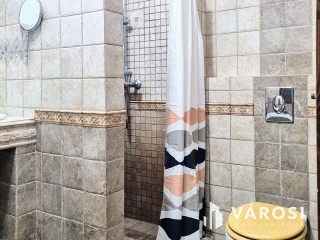 Több generációs ház a városközpontban!