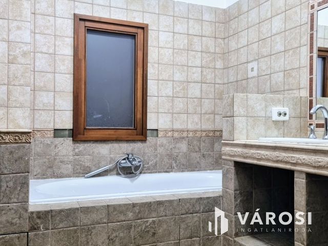 Több generációs ház a városközpontban!