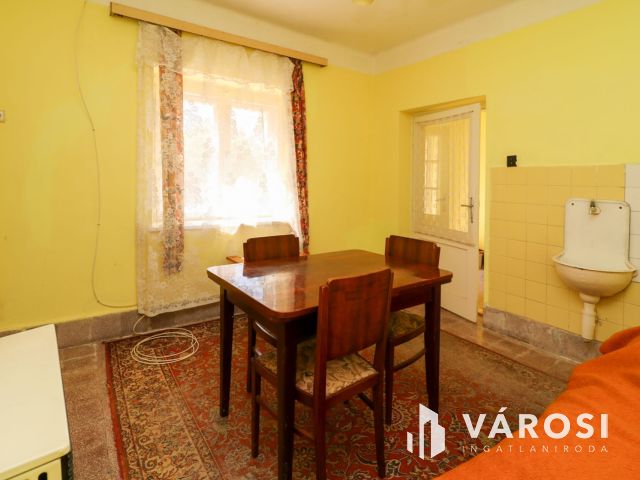 Mezőhegyesen eladó kis ház, jó helyen!