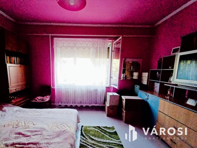 Családi ház gazdálkodásra alkalmas területtel