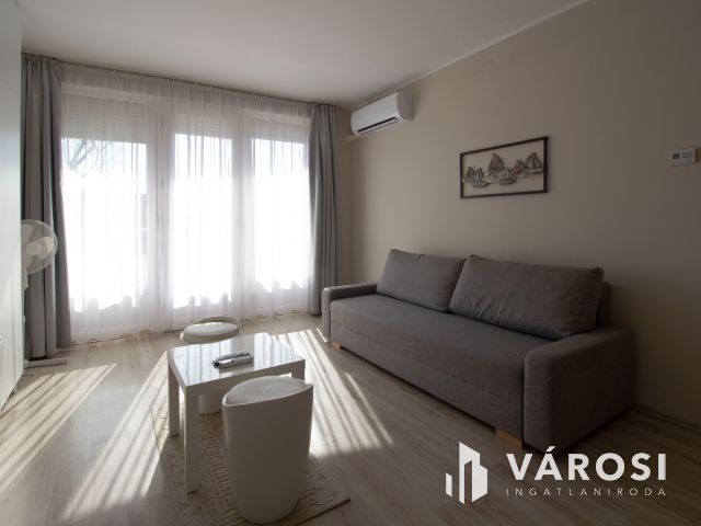 Belvárosi, első emeleti, 39 m2 tégla lakás kiadó!