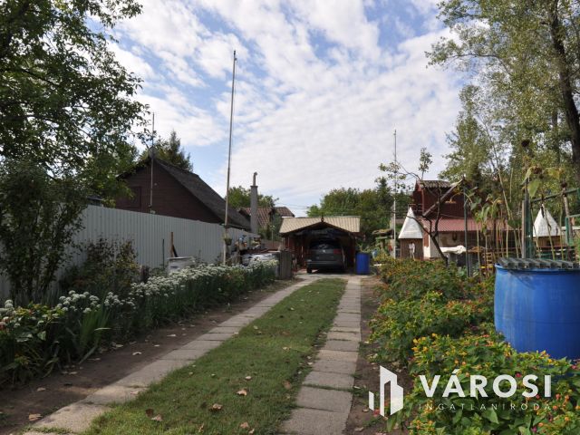 Hétvégi ház nagy kerttel Sziksóstón