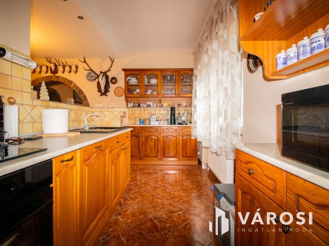 Belvárosi, teljesen felújított ház, üzlettel- Szarvason