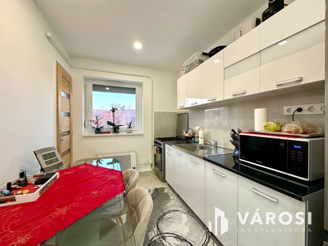 Szerpentin út felső részén felújított lakás eladó!