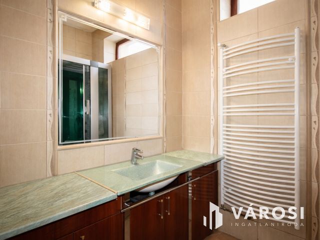 Nagyvonalú terek, polgári hangulat Békéscsaba belvárosában