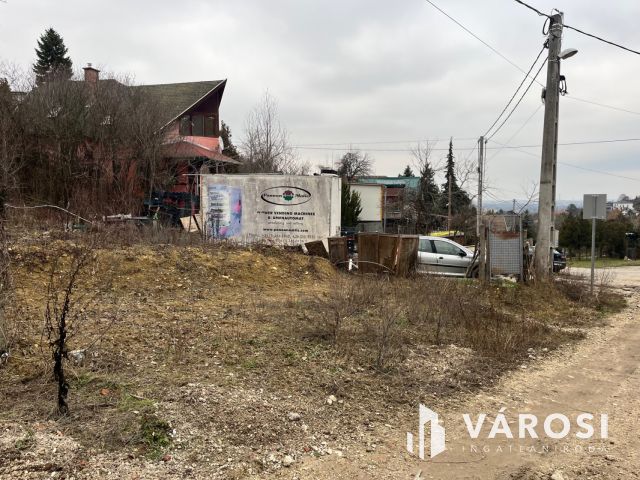 Zártkerti telek Békásmegyer felett!