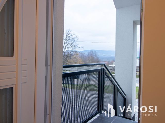 Újépítésű, belső szintes családi otthon Dorog szívében