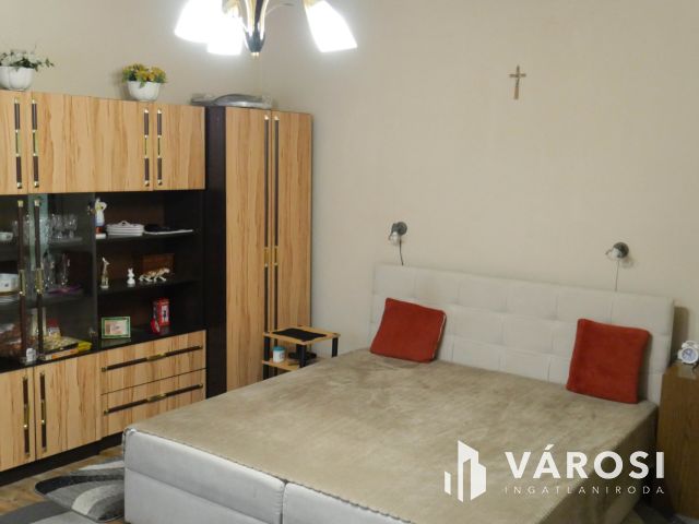 Eladó kétlakásos ház Révfaluban, egyetem közelében