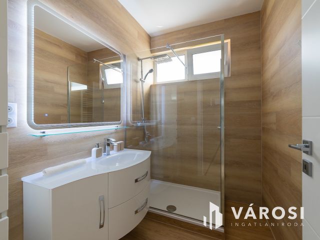 Panorámás luxus családi ház medencével Csömörön eladó!