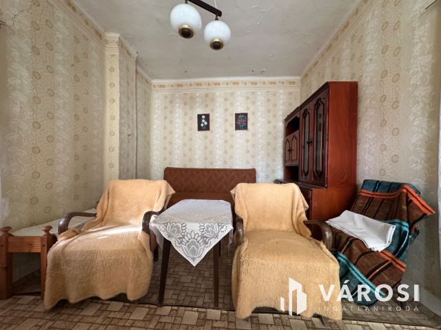 A falu csendes részén, felújítandó családi ház eladó!