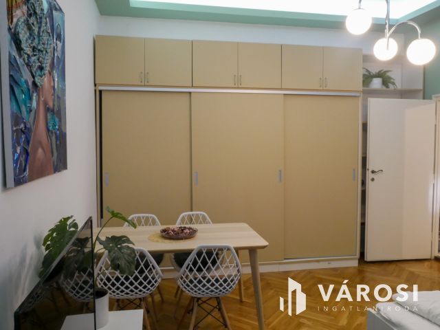 Vidám, zöld belső udvarra néző lakás kiadó a Budai Vár alatt