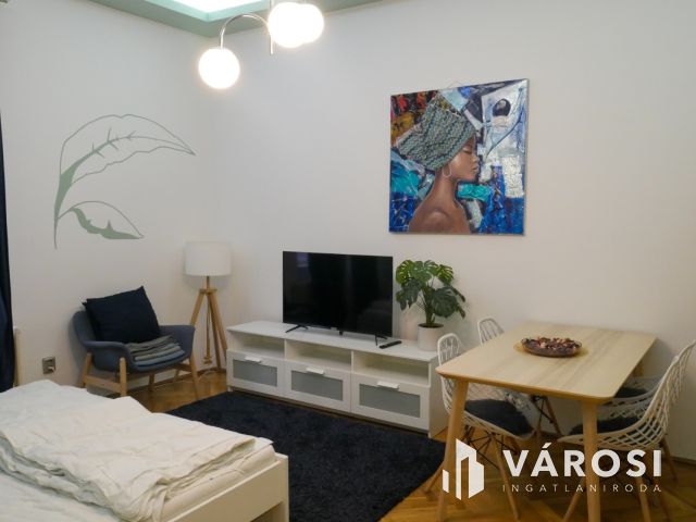 Vidám, zöld belső udvarra néző lakás kiadó a Budai Vár alatt