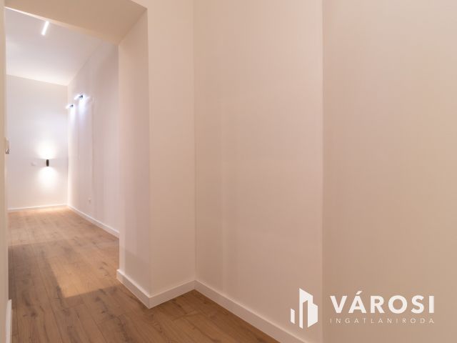 Galériás okosotthon eladó a Visegrádi utca elején!