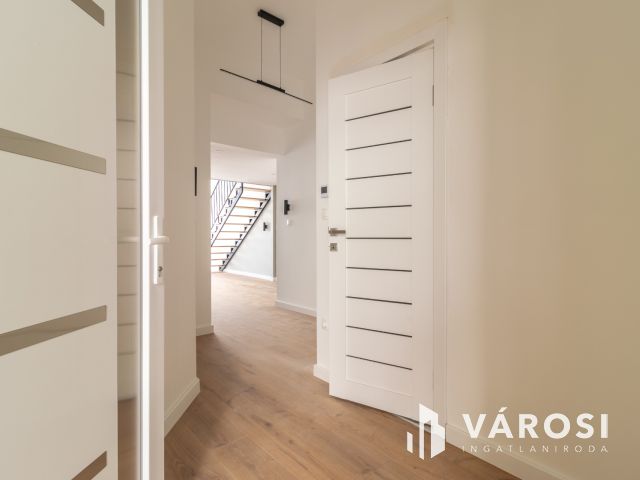 Galériás okosotthon eladó a körúthoz közel!