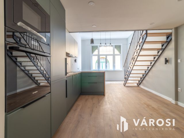 Galériás okosotthon eladó a körúthoz közel!