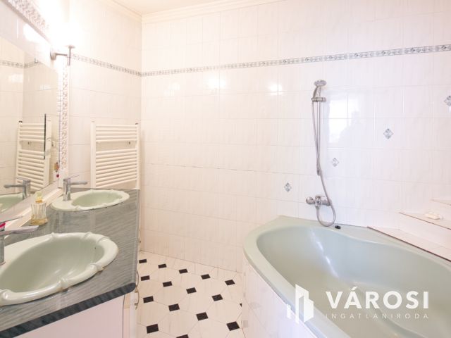 160 m2-es, családi-sorház a Csaba Park környékén eladó