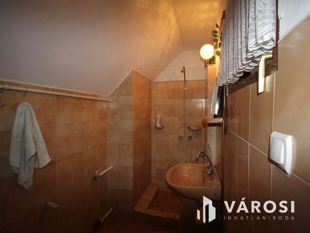 Vásárhelyen, Újvároson 6 szobás családház ajánlat.