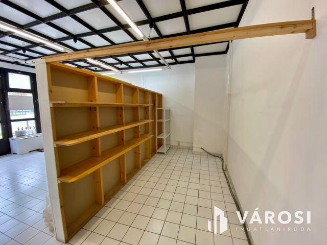 Utcafrontos üzlethelyiség kiadó