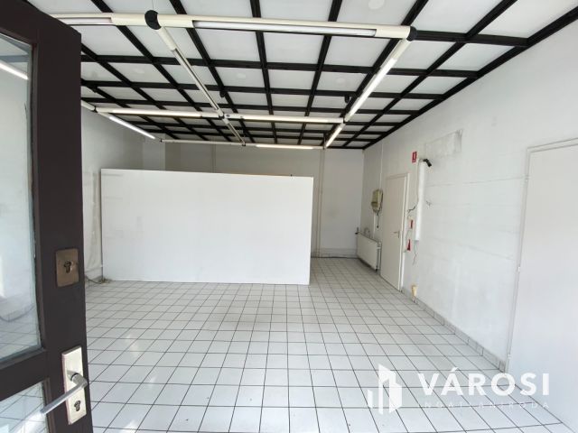 Utcafrontos üzlethelyiség kiadó