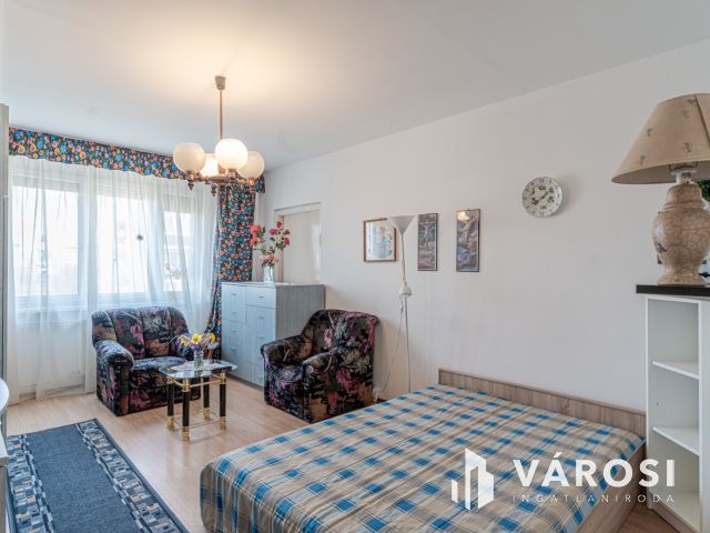 Három szoba erkéllyel napfénnyel