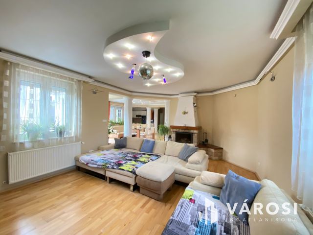 Világos, tágas családi ház nagy kerttel Győrújbaráton