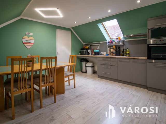 Két lakrészes 5 szobás házrész, saját kertrésszel