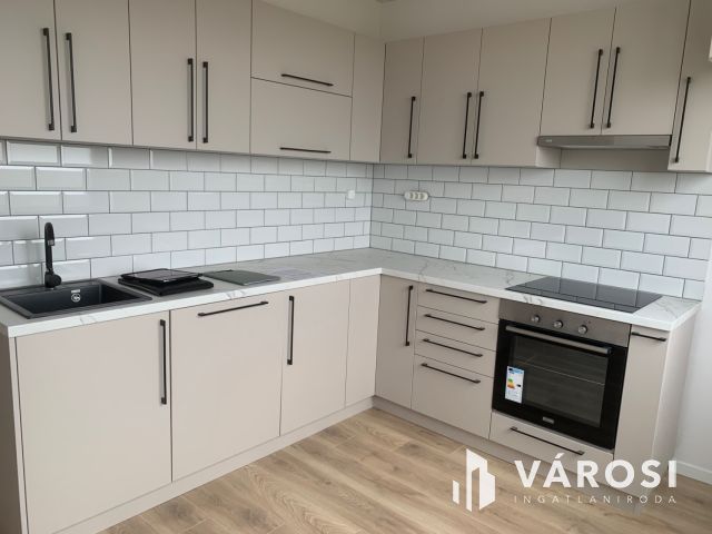 Derék utcán eladó egy  felújított, panorámás lakás