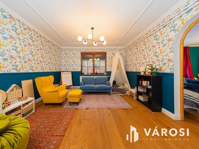 Napelemes szigetelt családi ház, kertvárosi részen