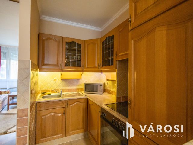Belvárosi lakás, felújítva – csak költözni kell!