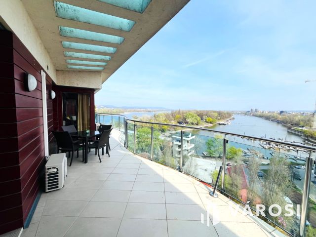Panorámás penthouse lakás a Marina Parton!