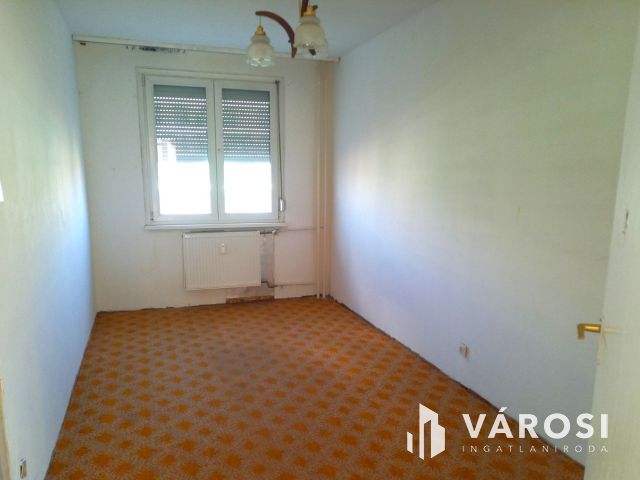 Erkélyes, világos lakás felújítási lehetőséggel Angyalföldön