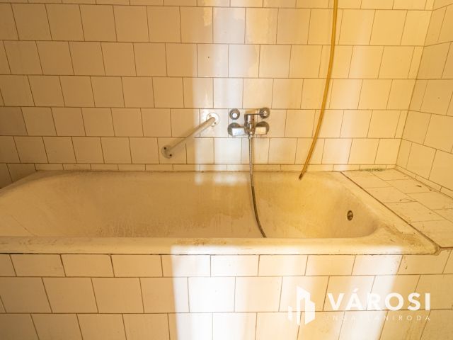 44 m2-es felújítandó garzon a Göncz Árpád Városközpontnál!