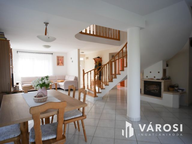 Exkluzív stílusos családi ház dupla garázzsal eladó